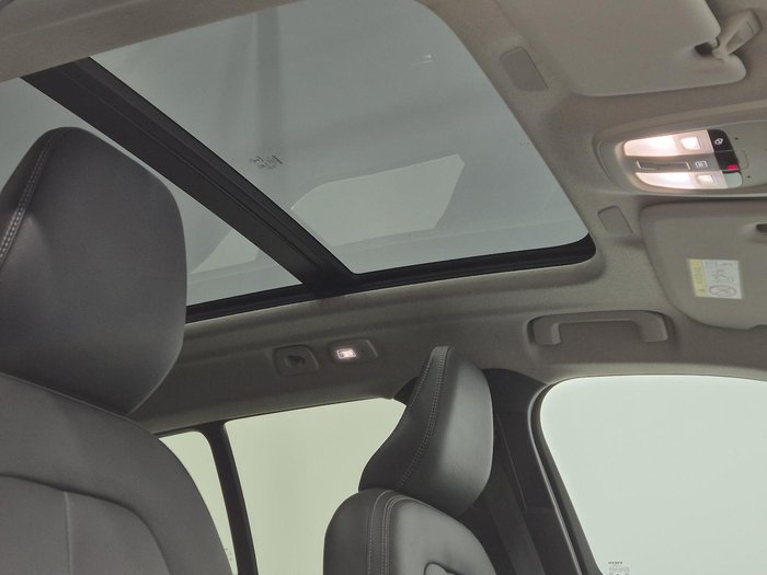 2022 Volvo XC40 Ultimate B4 Bright
