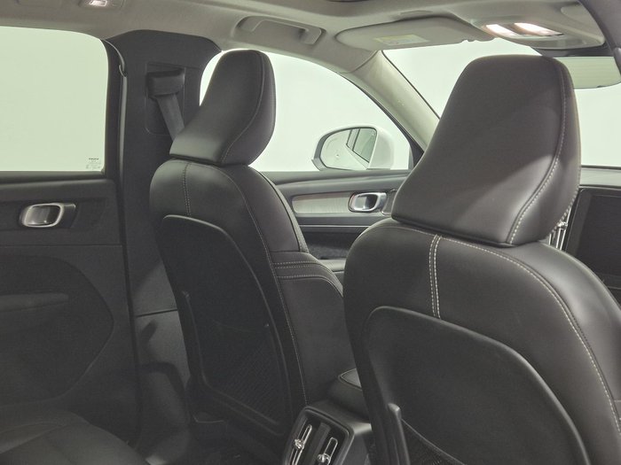 2022 Volvo XC40 Ultimate B4 Bright