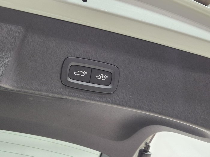 2022 Volvo XC40 Ultimate B4 Bright