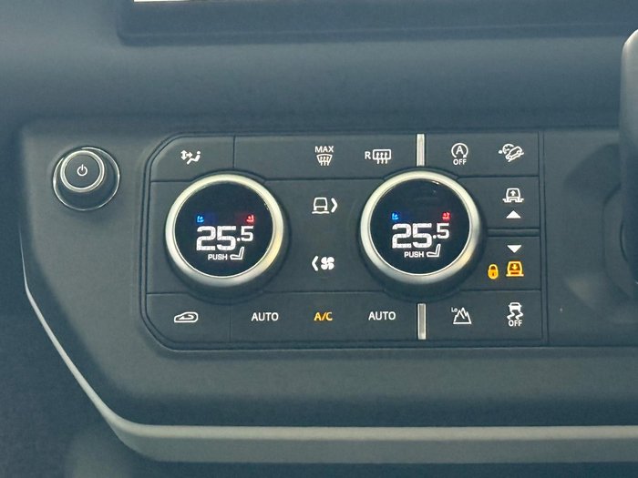 2023 Land Rover Defender 130 P400 X-Dynamic SE