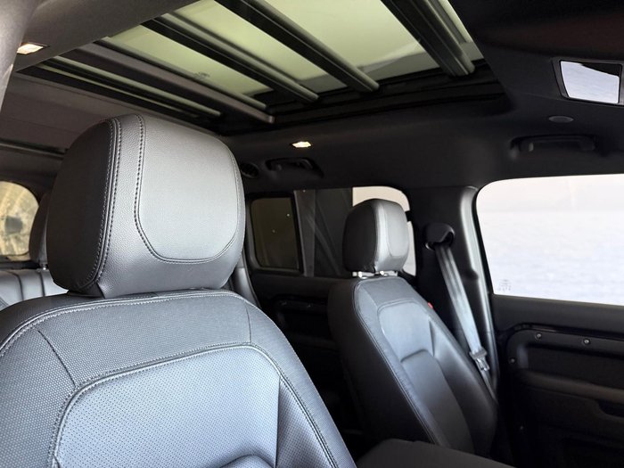 2023 Land Rover Defender 130 P400 X-Dynamic SE