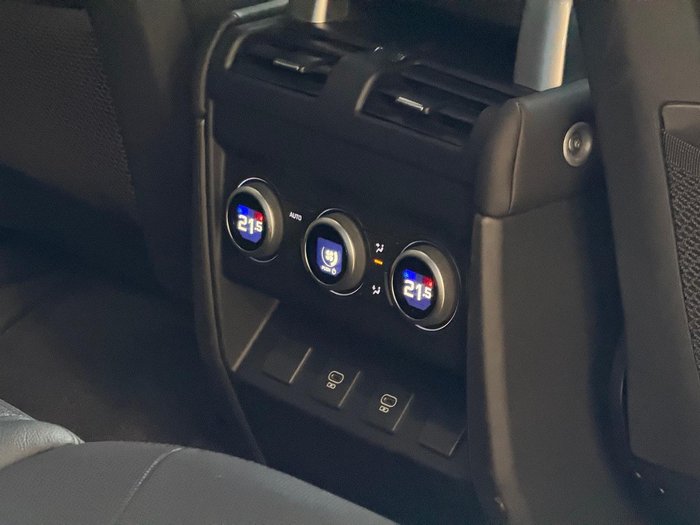2023 Land Rover Defender 130 P400 X-Dynamic SE