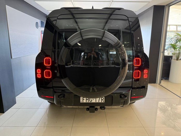 2023 Land Rover Defender 130 P400 X-Dynamic SE
