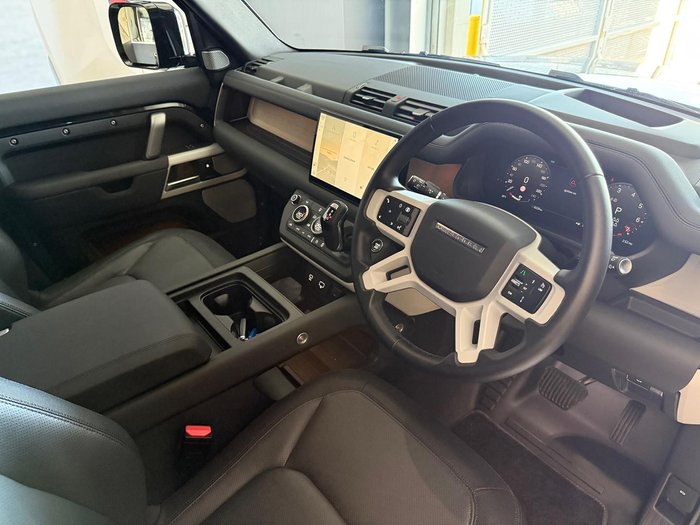 2023 Land Rover Defender 130 P400 X-Dynamic SE