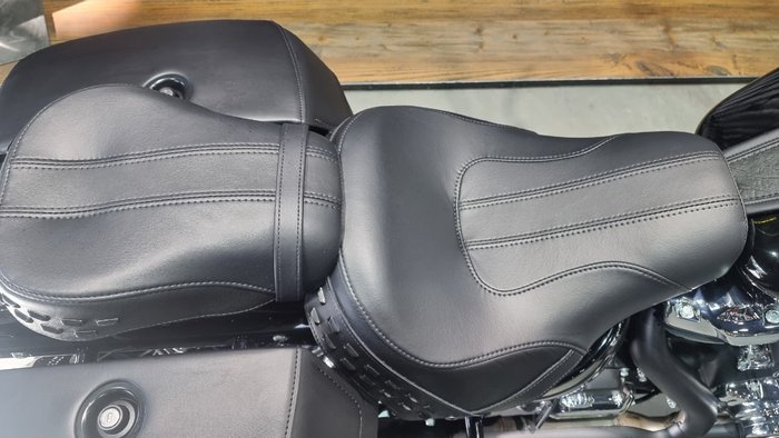 2025 Harley-davidson FLHC HERITAGE CLASSIC (117) Vivid Black
