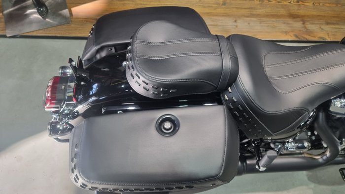 2025 Harley-davidson FLHC HERITAGE CLASSIC (117) Vivid Black