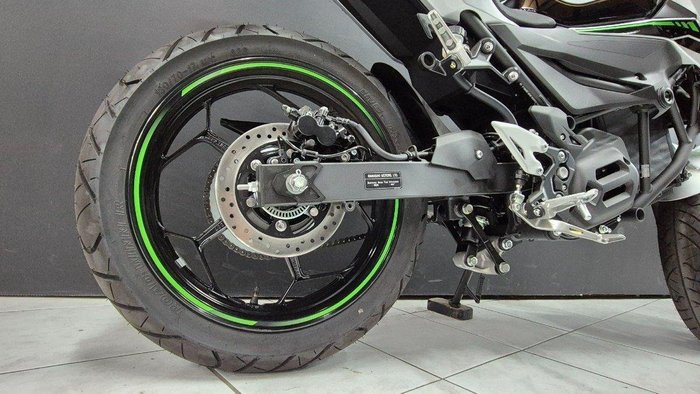 2024 Kawasaki 2024 KAWASAKI Z e-1 ELECTRIC BrightSilver/MatteLime/Ebony