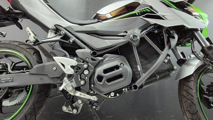 2024 Kawasaki 2024 KAWASAKI Z e-1 ELECTRIC BrightSilver/MatteLime/Ebony