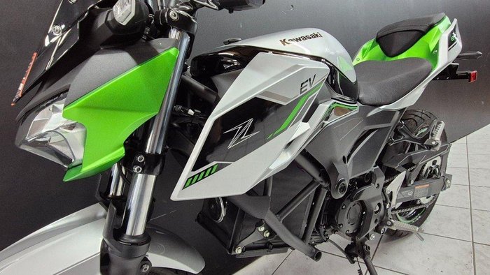 2024 Kawasaki 2024 KAWASAKI Z e-1 ELECTRIC BrightSilver/MatteLime/Ebony
