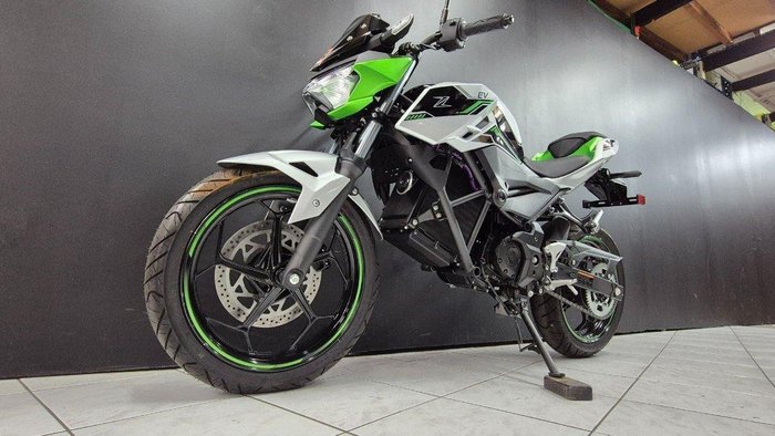 2024 Kawasaki 2024 KAWASAKI Z e-1 ELECTRIC BrightSilver/MatteLime/Ebony