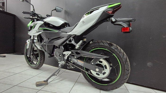 2024 Kawasaki 2024 KAWASAKI Z e-1 ELECTRIC BrightSilver/MatteLime/Ebony