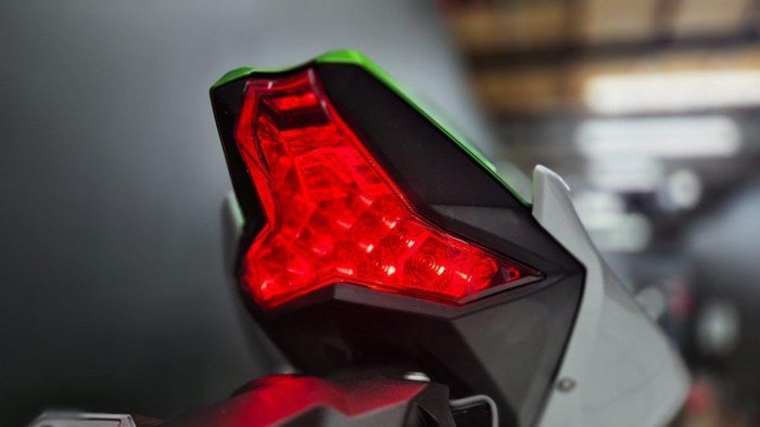 2024 Kawasaki 2024 KAWASAKI Z e-1 ELECTRIC BrightSilver/MatteLime/Ebony