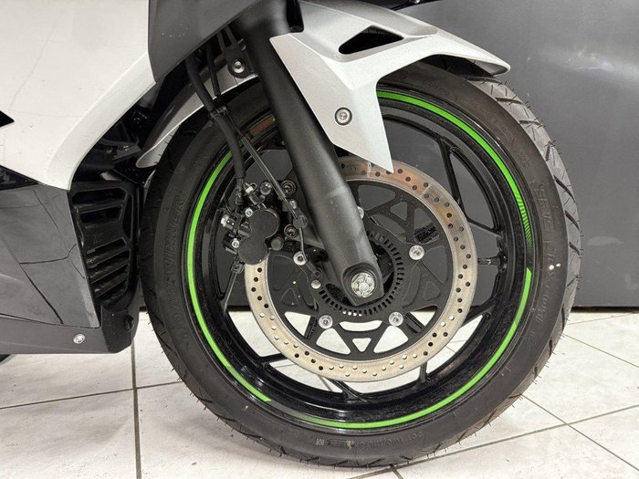 2024 Kawasaki 2024 Kawasaki Ninja e-1 Electric BrightSilver/MatteLime/Ebony