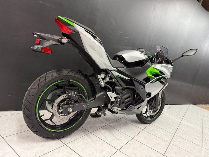 2024 Kawasaki 2024 Kawasaki Ninja e-1 Electric BrightSilver/MatteLime/Ebony