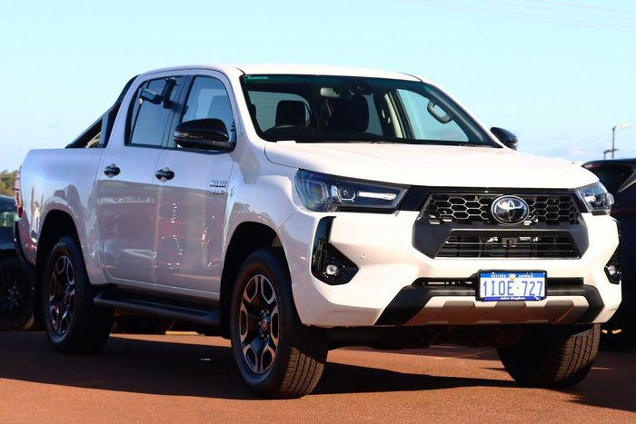2025 Toyota Hilux SR5 48V