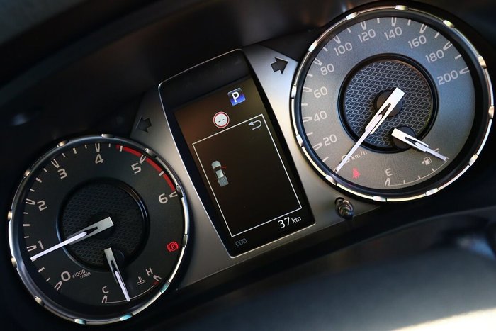 2025 Toyota Hilux SR5 48V