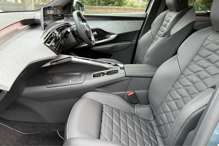 2025 Peugeot 5008 GT Premium Hybrid