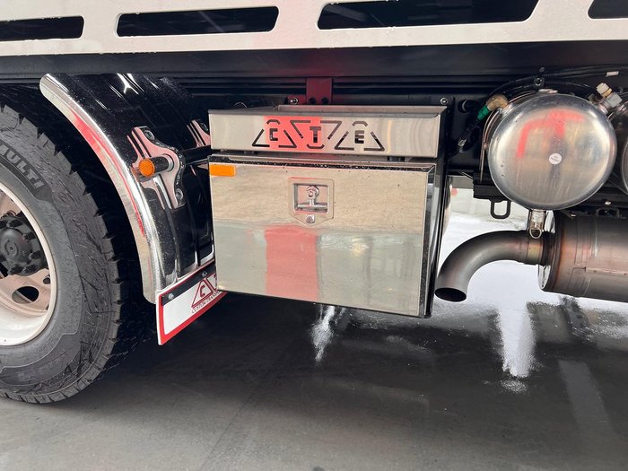 2025 Isuzu F Series FYJ300-350