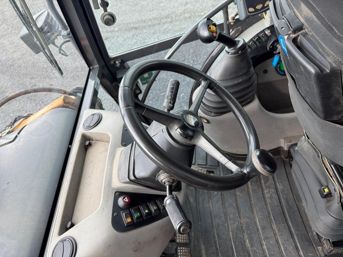 2019 CASE 580St Yellow