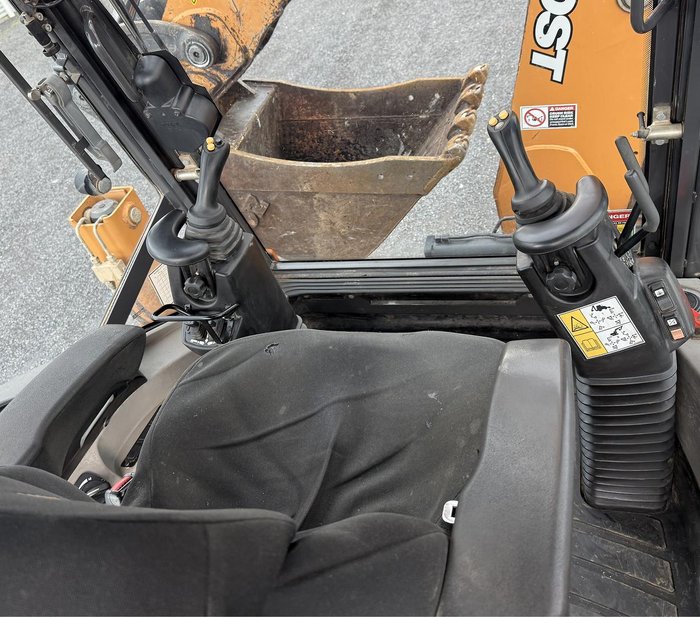 2019 CASE 580St Yellow