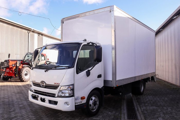 2018 Hino 300 917 At Ev Pantech White