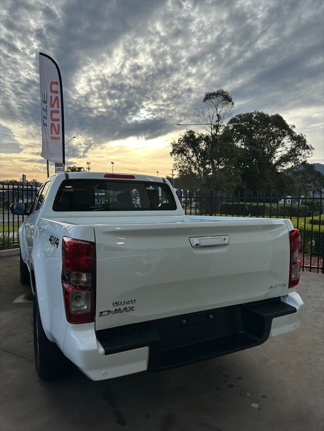 2025 Isuzu D-MAX LS-M MY24 4X4 Dual Range Mineral White