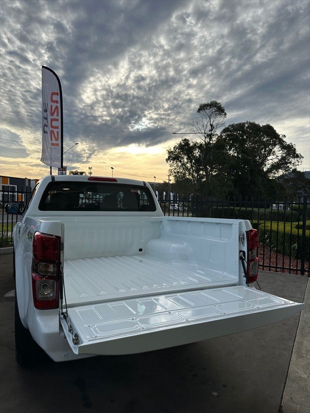 2025 Isuzu D-MAX LS-M MY24 4X4 Dual Range Mineral White