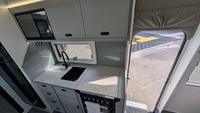 2025 JB Caravans 18' Gator X Triple Bunk Save $13,250 Was $132,500