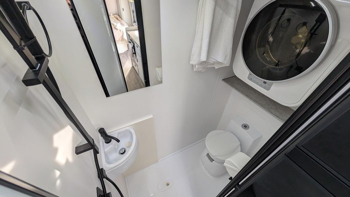 2025 JB Caravans 18' Gator X Triple Bunk Save $13,250 Was $132,500