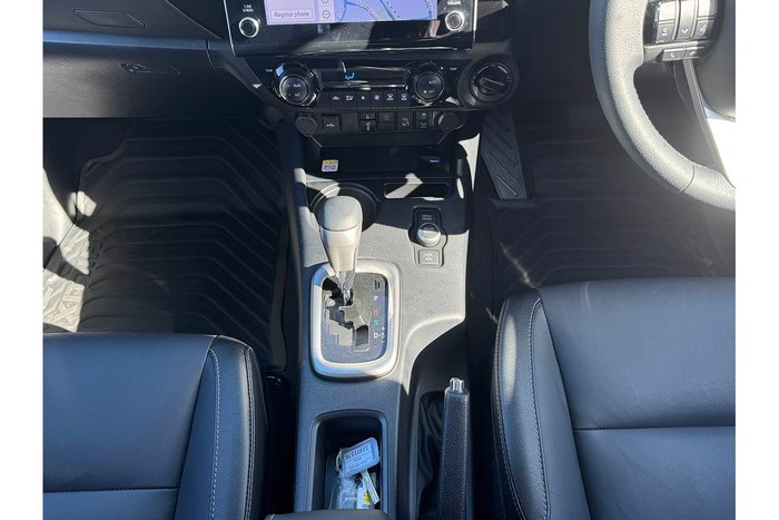 2024 Toyota Hilux SR5 48V