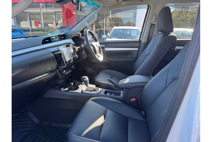 2024 Toyota Hilux SR5 48V