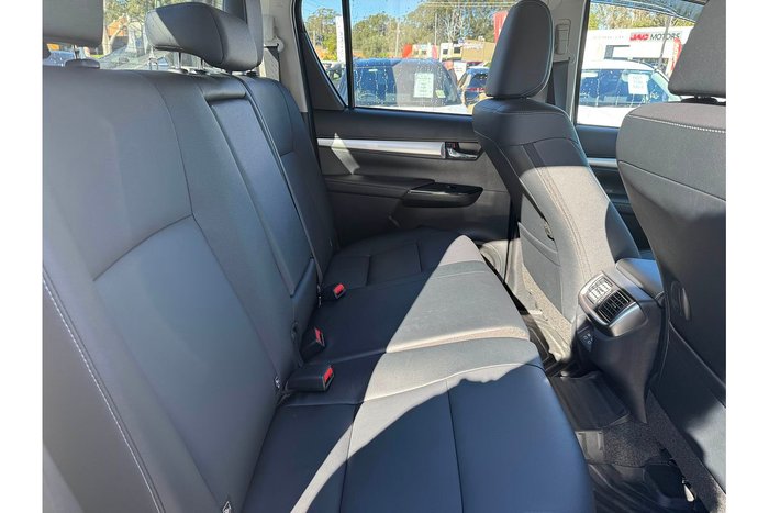 2024 Toyota Hilux SR5 48V