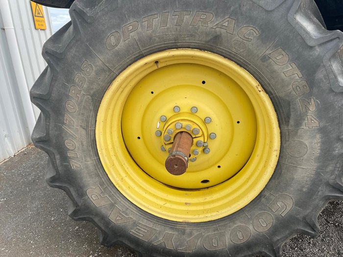 2012 John Deere 7200R Green