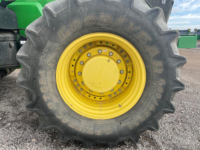 2012 John Deere 7200R Green