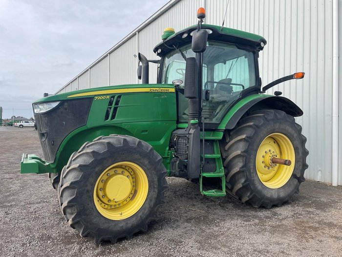 2012 John Deere 7200R Green