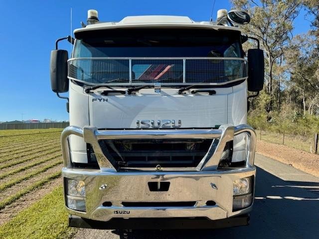 2015 Isuzu Fyh Tilt Tray And Crane Truck, 350Hp, Auto, Only 105K Kms
