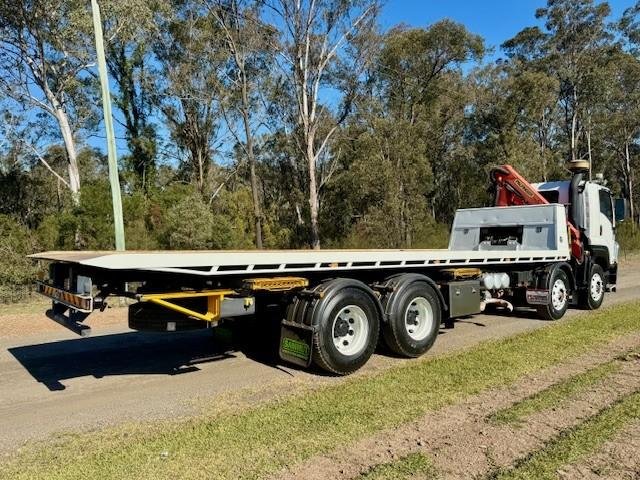 2015 Isuzu Fyh Tilt Tray And Crane Truck, 350Hp, Auto, Only 105K Kms