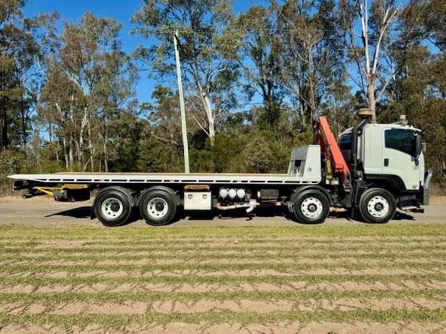 2015 Isuzu Fyh Tilt Tray And Crane Truck, 350Hp, Auto, Only 105K Kms