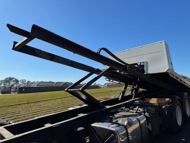 2015 Isuzu Fyh Tilt Tray And Crane Truck, 350Hp, Auto, Only 105K Kms
