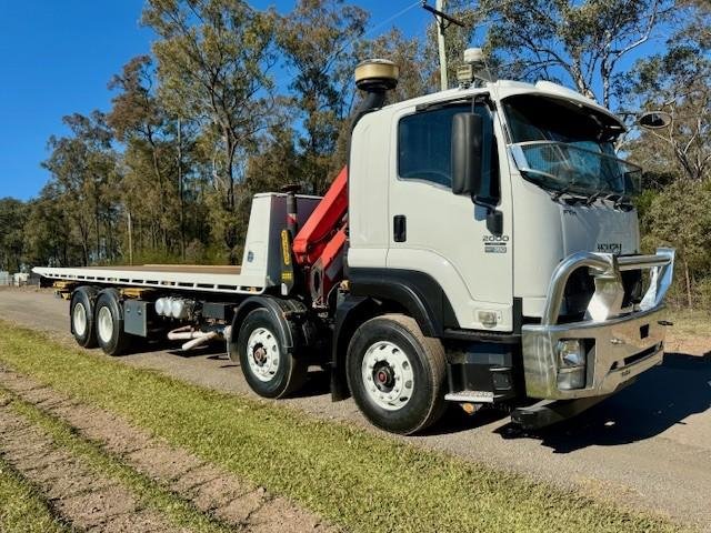 2015 Isuzu Fyh Tilt Tray And Crane Truck, 350Hp, Auto, Only 105K Kms