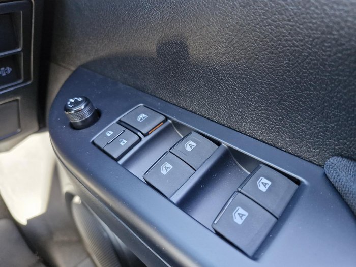 2025 Toyota Hilux SR 48V