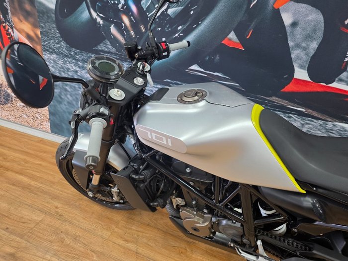 2019 HUSQVARNA VITPILEN 701 WHITE ARROW