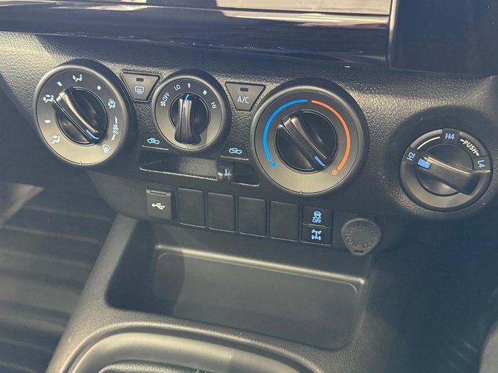 2024 Toyota Hilux SR