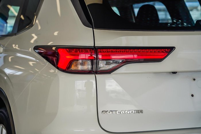 2023 Mitsubishi Outlander ES