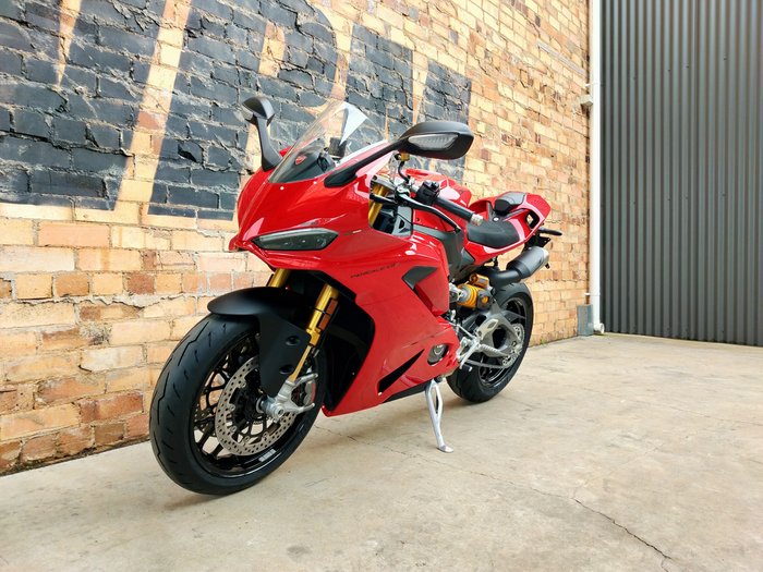 2025 DUCATI PANIGALE V2 S ROAD RED