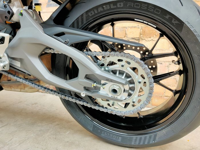2025 DUCATI PANIGALE V2 S ROAD RED