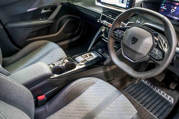 2025 Peugeot 2008 Allure Hybrid