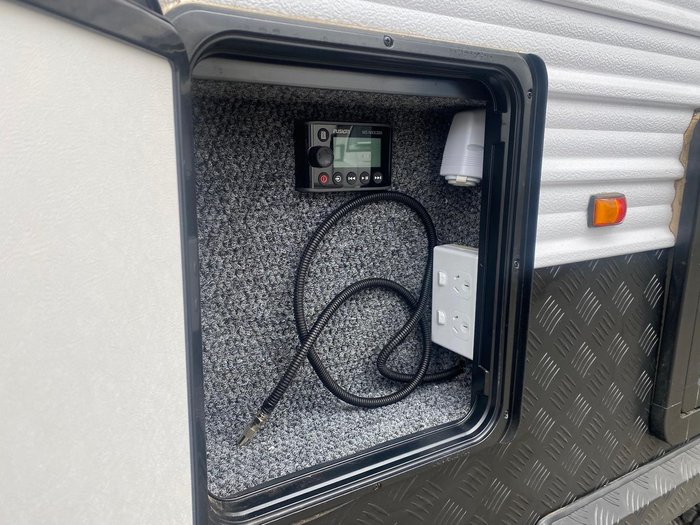 2023 JB Caravans 20'6 Dirt Road Xtreme Side Club