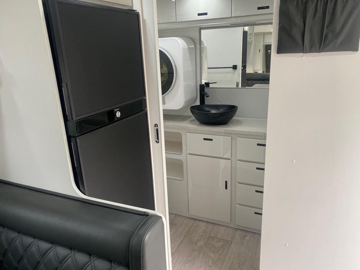 2023 JB Caravans 20'6 Dirt Road Xtreme Side Club