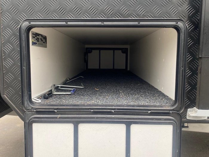 2023 JB Caravans 20'6 Dirt Road Xtreme Side Club